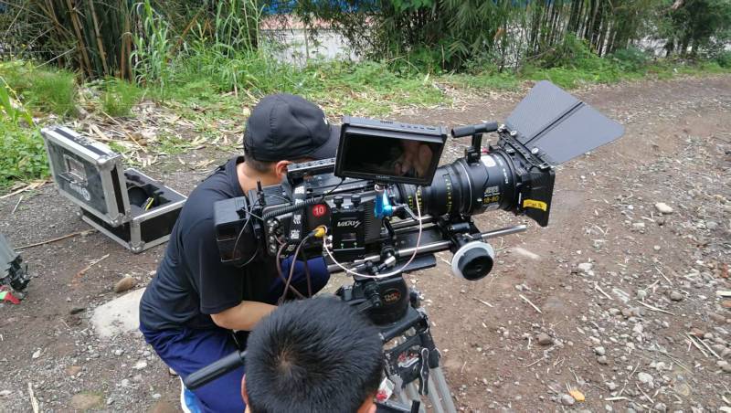 荣县宣传片拍摄如何调度演员与工作人员之间的配合